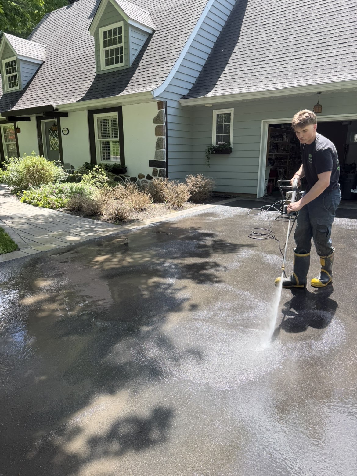 Lavage à pression d'une entrée de garage par VO Service